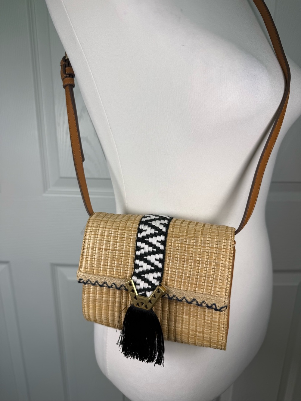 Stella & Dot Nolita Woven
Straw Crossbody Bag Ikat Black White Tassel Boho Y2K